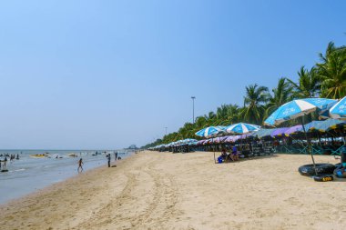 Chonburi, Tayland - 22 Mart 2019 Bang Saen 'de kiralık plaj şemsiyesi, Bangkok yakınlarındaki yerel turistler için ünlü plaj.