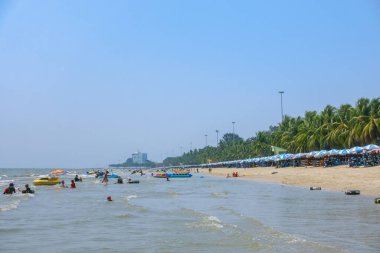 Chonburi, Tayland - 22 Mart 2019: Bang Saen, Bangkok yakınlarındaki yerel turistler için ünlü bir plaj.