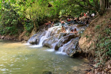 Krabi, Tayland - 18 Mart 2019: Turistler inanılmaz sıcak su düşüşünde rahatlarlar. Eyaletteki ünlü doğal varış yeri..