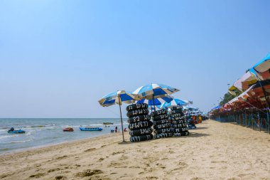 Chonburi, Tayland - 22 Mart 2019: Bangkok yakınlarındaki yerel turistler için ünlü bir plaj olan Bang Saen 'de geleneksel yaşam yüzme ringi veya can simidi.