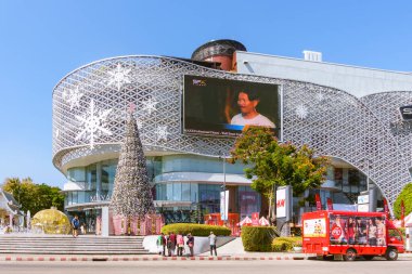 Chiang Mai, Tayland - 26 Aralık 2018: MAYA Yaşam Tarzı Alışveriş Merkezi, Nimmanahaeminda yolu yakınlarındaki ünlü bir alışveriş merkezi