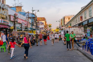 Bangkok, Tayland - 19 Mayıs 2019: Alacakaranlıkta Khaosan Yolu. Konuk evi, pansiyon ve sokak yemekleriyle ünlüdür. Bu bölge sırt çantalı ve bütçeli turistlerle ünlüdür..