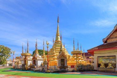 Tak, Tayland - 24 Aralık 2018: Wat Phra Borommathat Tapınağı Ban Tak distict. Altın Myanmar stili pagoda içinde Buda yadigarı barındırır..