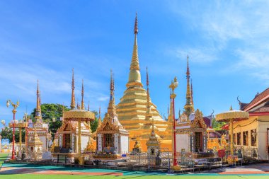 Tak, Tayland - 24 Aralık 2018: Wat Phra Borommathat Tapınağı Ban Tak distict. Altın Myanmar stili pagoda içinde Buda yadigarı barındırır..