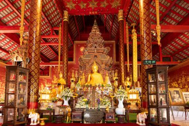 Chiang Mai, Tayland - 15 Kasım 2018: Wat Chiang Man Ordinantion salonundaki Buddah heykeli