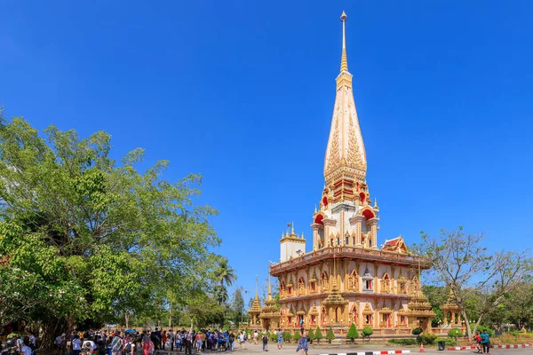 Phuket, Tayland - 02 Şubat 2019 Wat Chaitharam veya Chalong Tapınağı. Eyaletteki en ünlü ve en önemli tapınak..
