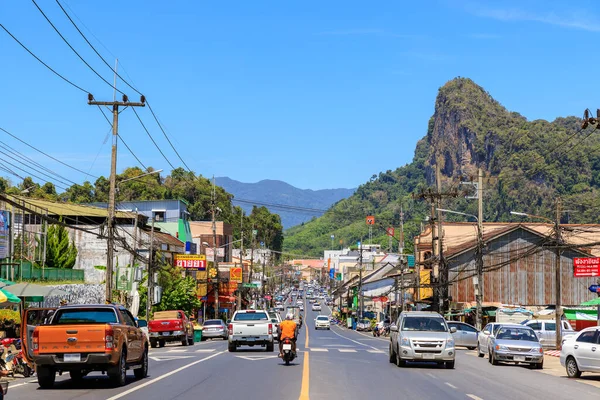 Phang-Nga, Tayland - 22 Şubat 2019: Phang-Nga kasabasının ana caddesinde trafik.