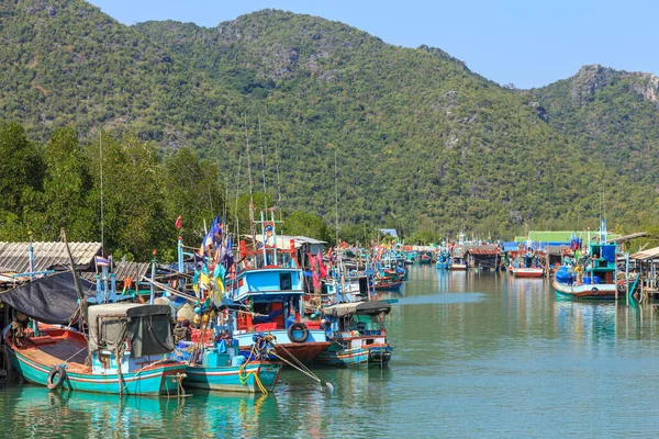 Prachuap Khiri Khan, Tayland - 27 Aralık 2015: Pran Buri 'de Hua Hin yakınlarında geleneksel balıkçı köyü.