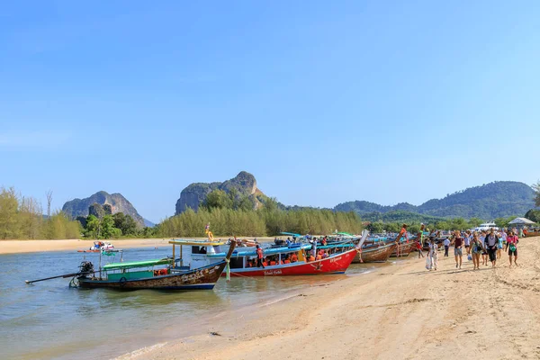 Krabi Tajlandia Lutego 2019 Turyści Przygotowujący Się Zaokrętowania Łodzi Molo — Zdjęcie stockowe