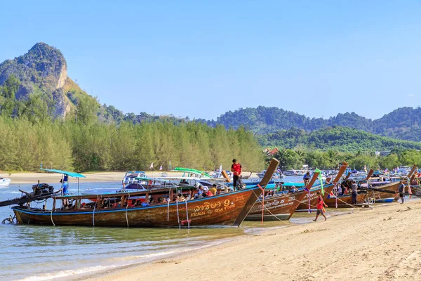 Краби Таиланд Февраля 2019 Года Туристы Готовятся Посадке Лодки Пирсе — стоковое фото