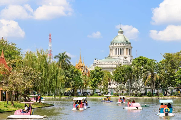 Bangkok, Tayland - 28 Eylül 2018: Dusit Hayvanat Bahçesi ve kürekli göl. Burası Tayland 'ın en eski hayvanat bahçesi ve Ekim 2018' den itibaren kalıcı olarak kapatılacaktır..