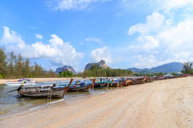 Krabi, Tayland - 15 Şubat 2020: Railay Sahili yakınlarındaki NopPharat Thara Rıhtımı 'nda ada turu için gemiye binmeye hazırlanan turistler.