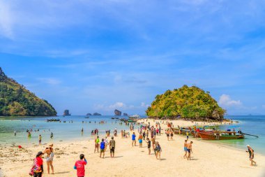 Güzel plajlarda turistler ve Ko Tub, Ko Mor ve Poda adalarında birbirinden inanılmaz ayrı deniz, Ao Phra Nang Körfezi; panorama.