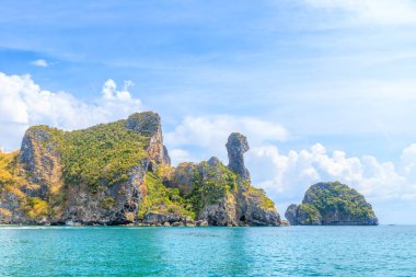Tavuk Adası 'ndaki harika şekilli kaya dağı uçurumu; Ao Phra Nang Körfezi, Krabi, Tayland