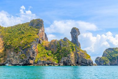Tavuk Adası 'ndaki harika şekilli kaya dağı uçurumu; Ao Phra Nang Körfezi, Krabi, Tayland