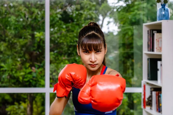 Mulher Atleta Confiante Posando Com Luvas Boxe Olhando Para Câmera — Fotografia de Stock