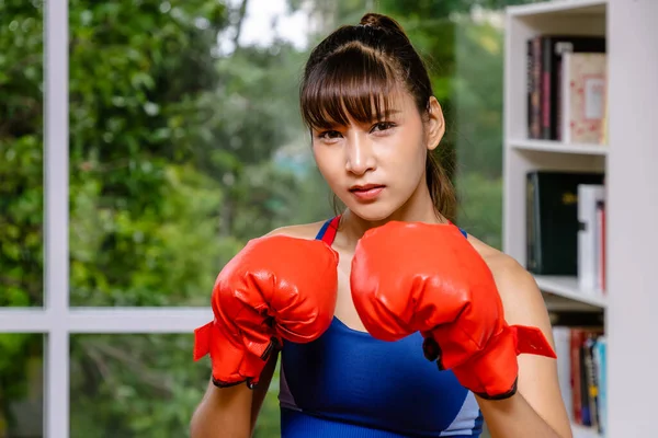 Mulher Atleta Confiante Posando Com Luvas Boxe Olhando Para Câmera — Fotografia de Stock