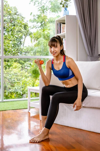 Atractiva Mujer Deportiva Haciendo Ejercicios Peso Mancuerna Sala Estar Casa —  Fotos de Stock