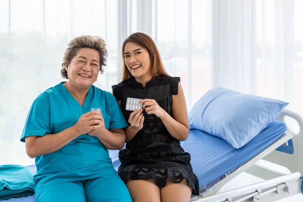 Jonge Aziatische Vrouw Dochter Bezoek Oudere Senior Vrouw Patiënt Moeder — Stockfoto