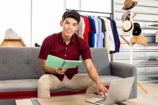 Νέοι Ασιάτες Άνδρες Online Έμπορος Blogger Εργάζεται Επιχείρηση Στο Σπίτι — Φωτογραφία Αρχείου