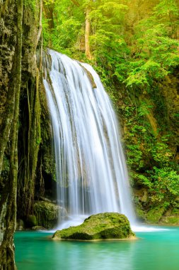 Şelale uçurumu, üçüncü kat, Erawan Ulusal Parkı, Kanchanaburi, Tayland