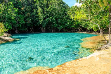 Güzel kristal berrak Emerald Pool, ya da Sa Morakot, ünlü natu