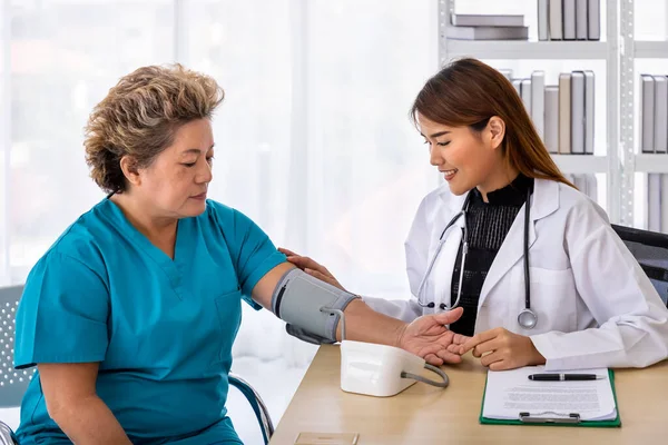 Asiática Médico Femenino Medición Presión Arterial Senior Anciano Paciente —  Fotos de Stock