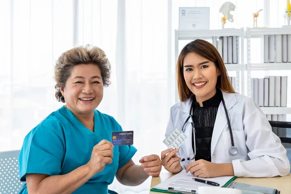 Senior Asian Patient Present Credit Card Medical Doctor Pharmacist Privilege — Stock Photo, Image