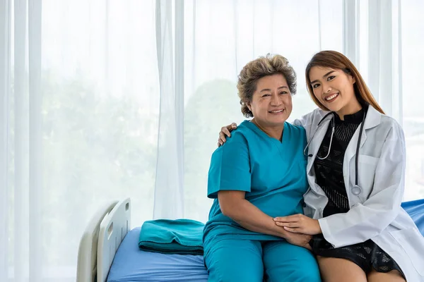 Médico Asiático Motivar Anciana Mayor Mujer Paciente Mano Sentada Cama — Foto de Stock