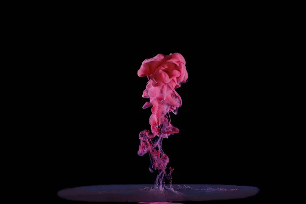 Sıvı içinde hareket sıvı kırmızı boya — Stok fotoğraf