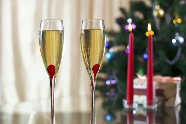 Vino con champán, picea de Navidad, regalos y velas — Foto de Stock