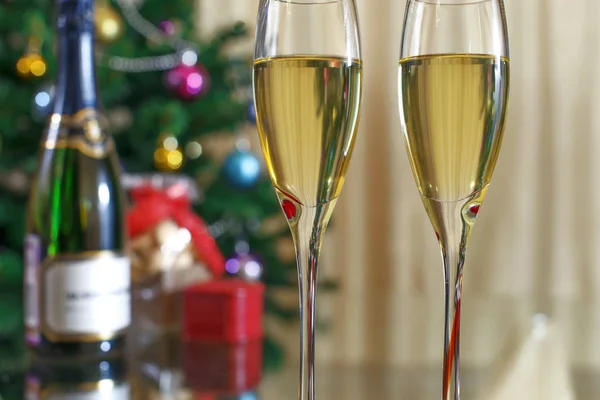 Zwei Becher Champagner, Weihnachtsbaum und Geschenke Stockbild