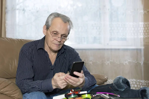 Anciano está trazando una ruta en el navegador antes de fishi Imagen De Stock