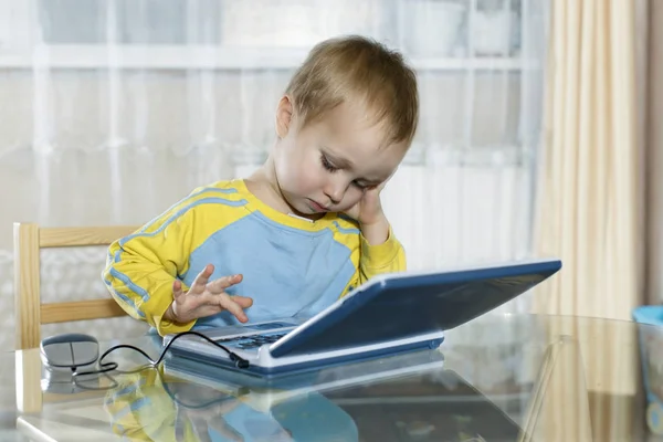Junge benutzt einen Kinderspielcomputer — Stockfoto