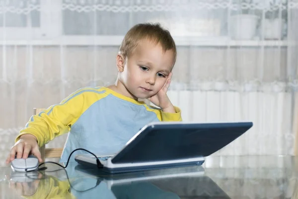 Kind benutzt Spielcomputer für Kinder — Stockfoto