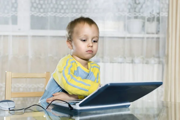 Niño utiliza una computadora de juego para niños —  Fotos de Stock