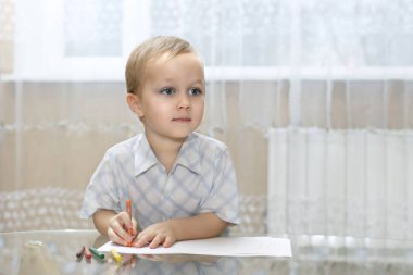 renkli kalemler masada oturan küçük çocuk çizer