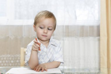 renkli kalemler masada oturan küçük çocuk çizer