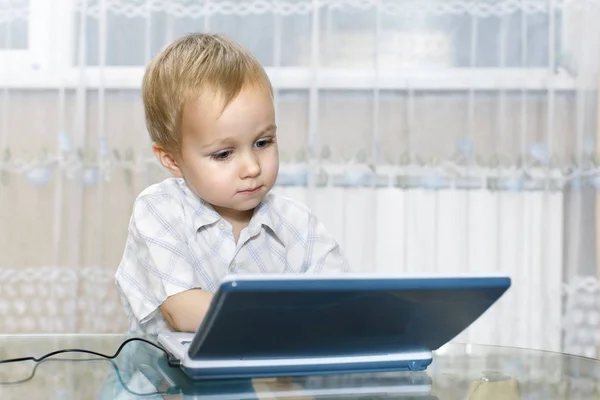 Kind benutzt Spielcomputer für Kinder — Stockfoto