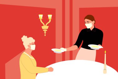 Garson maske ve eldiven takıp restoran misafirlerine servis yapıyor. Güvenlik önlemleri uygulanıyor (Covid-19 veya coronavirus).