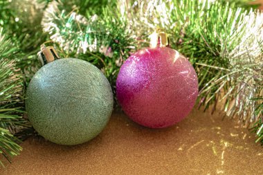  Noel için tebrik kartı. Kış geçmişi ve tatiller. Bulanık renkli Noel ağacı süslemesi. Çok renkli parlak bir oyuncak. Tatil, Yeni Yıl geçmişi.