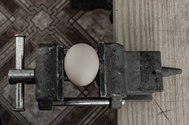 Basınç altında kırılan bir yumurta, kenarı sıkıştırma kıskaçlarıyla oluşturur..
