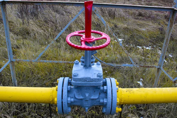 Klasik Kırmızı Gaz Musluğu Gaz Vanası Gaz Boru Hattı Petrol — Stok fotoğraf