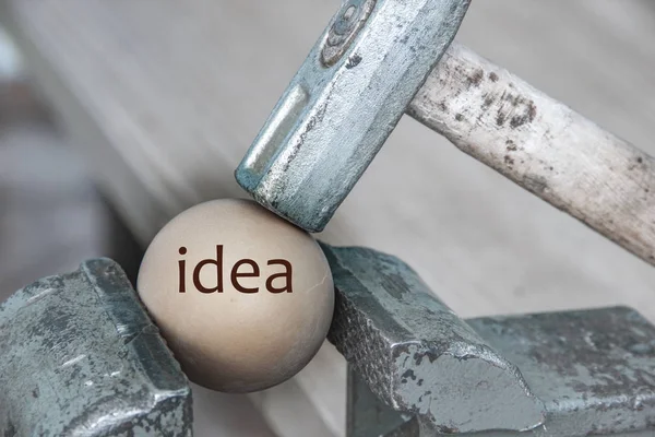 Yumurtadaki yazıtlar hakkında. Bir çekiç yumurta kabuğunu kırmak üzere. Risk kavramı, kırılgan, güç ya da risk.