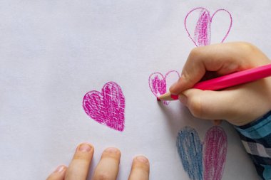Çocuklar anneler günü, babalar günü ya da sevgililer günü için kırmızı ve renkli kalpler çiziyor. Doğum günü