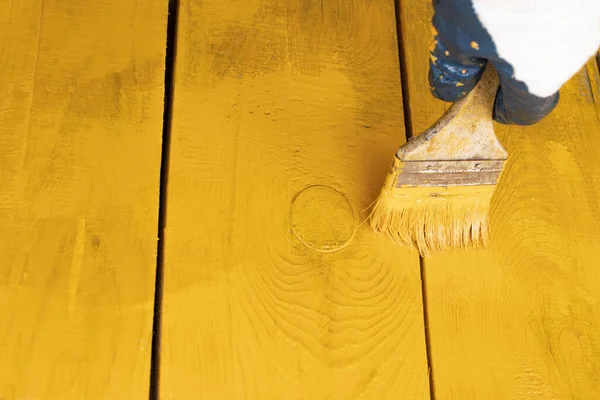 Nahaufnahme Handschuhen Beim Bemalen Einer Holzwand Gelb Renovierung — Stockfoto