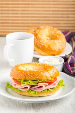 Simit sandviçle jambon, peynir, domates, Yeşil Salata marul, te