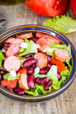 Salata fasulye, domates, soğan, tütsülenmiş sosis ve marul, t