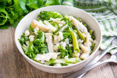 Yeşil salata tavuk, pearl arpa, taze salatalık, Fransız b ile