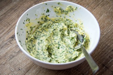 Otlar tereyağı, sandviç yeşil ev yapımı tereyağı, lezzetli breakfa ile